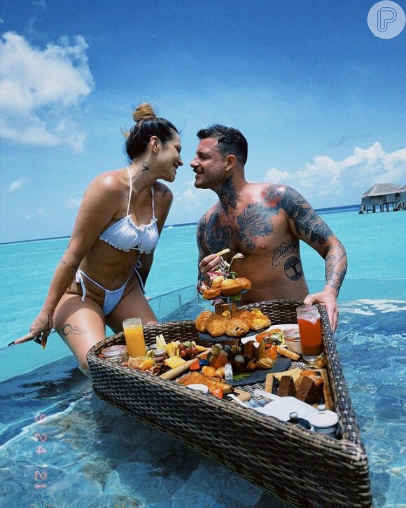 Cleo e Leandro D'lucca exibiram os corpos tatuados na lua de mel, quando viajaram para as Ilhas Maldivas