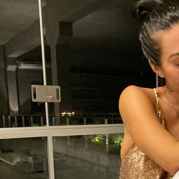 Vale lembrar que Cleo já tem uma tatuagem em homenagem a Rômulo Arantes Neto, feita na época em que namorava o ator: os dois escreveram a palavra 'idem' nos dedos