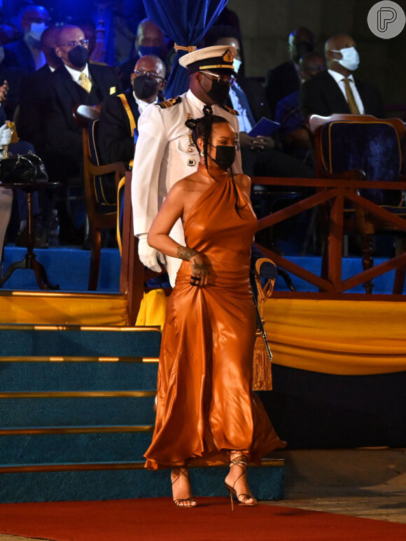 Rihanna exibiu barriga protuberante durante cerimônia em Barbados