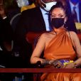   Rihanna tentou esconder a barriga em alguns momentos durante cerimônia em Barbados  
