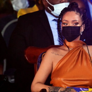 Rihanna tentou esconder a barriga em alguns momentos durante cerimônia em Barbados