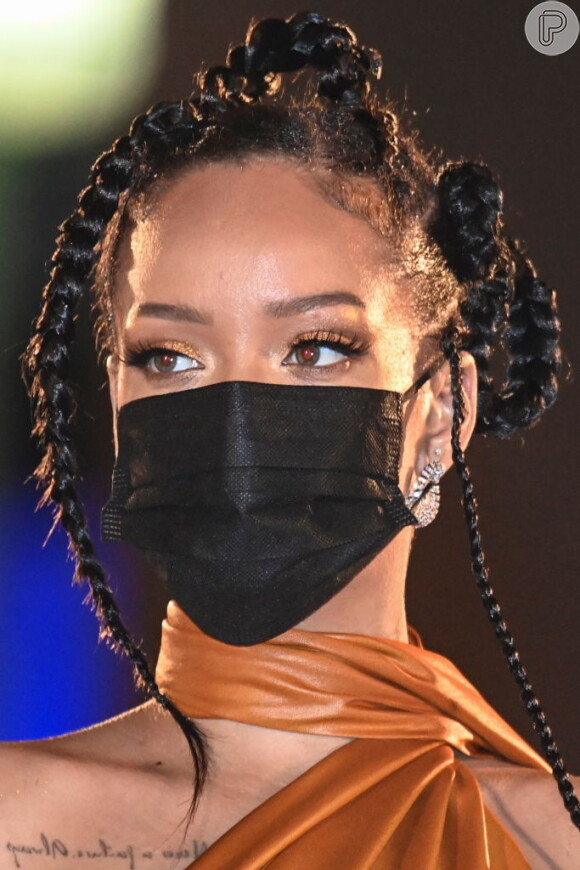 Rihanna foi condecorada heroína de Barbados nesta terça-feira (30)