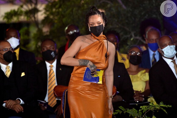Grávida? Rihanna tentou esconder a barriga durante cerimônia em Barbados