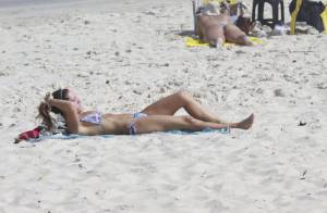 Giovanna Ewbank, após revelar que não quer posar nua, é flagrada de biquíni