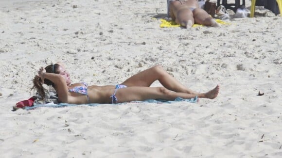 Giovanna Ewbank, após revelar que não quer posar nua, é flagrada de biquíni