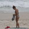 Giovanna Ewbank vai à praia da Barra, no Rio, sozinha