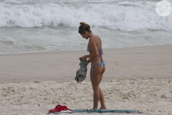 Giovanna Ewbank vai à praia da Barra, no Rio, sozinha