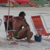Oscar Magrini é fotografado na praia da Barra, RJ, e se incomoda com paparazzo