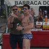 Oscar Magrini é fotografado na praia da Barra, RJ, e se incomoda com paparazzo