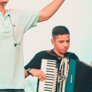 João Gomes posou nos bastidores do SBT após trocar mensagens com Maisa e brincou: 'Será o destino?'