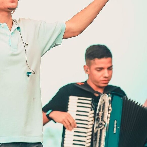 João Gomes posou nos bastidores do SBT após trocar mensagens com Maisa e brincou: 'Será o destino?'