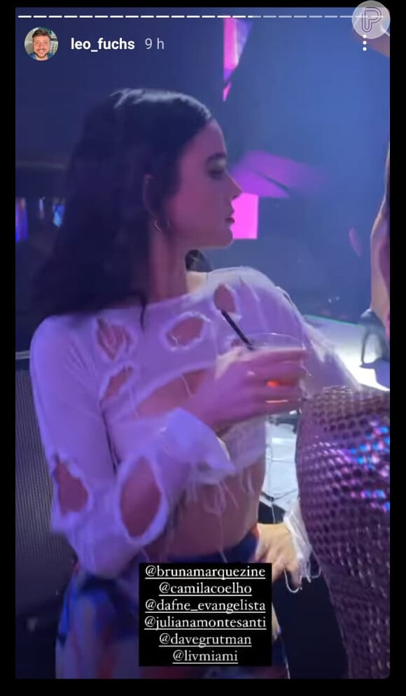 Bruna Marquezine foi fotografada com top com rasgos e saia vintagem em festa por amigo