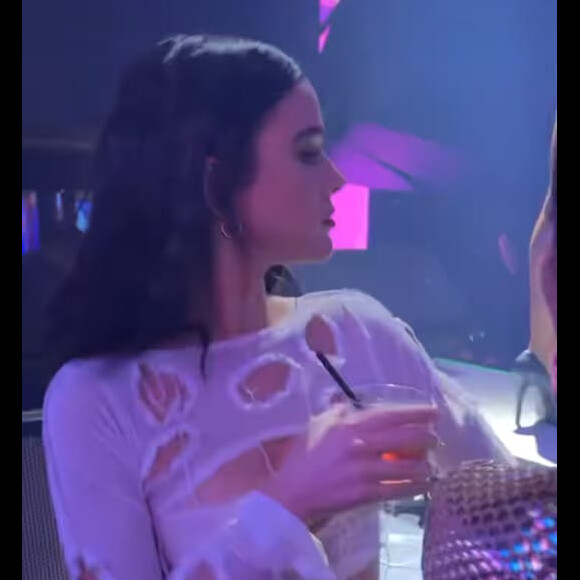 Bruna Marquezine foi fotografada com top com rasgos e saia vintagem em festa por amigo