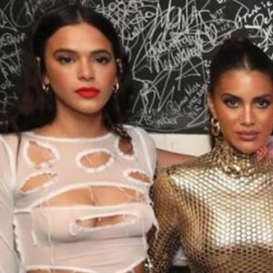Bruna Marquezine encontrou a amiga Camila Coelho em ida à boate em Miami