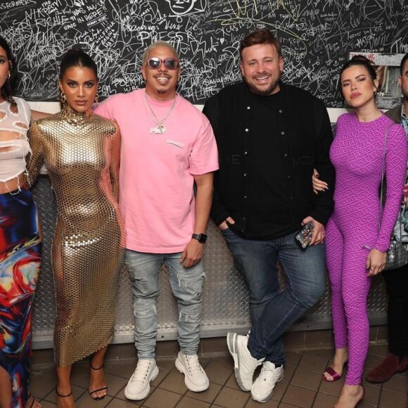 Em Miami, Bruna Marquezine posou para foto com amigos em boate