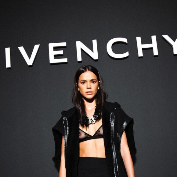 Bruna Marquezine já usou sutiã transparente em desfile da Paris Fashiow Week deste ano
