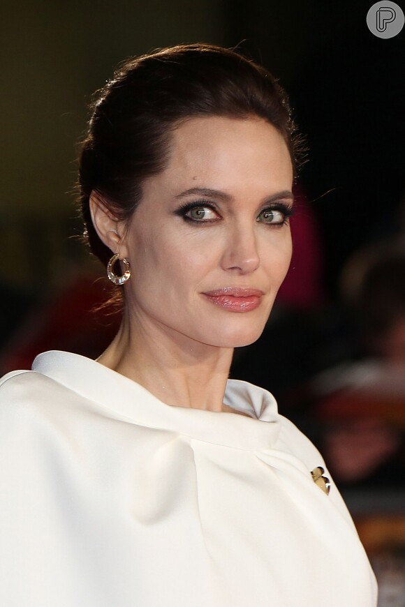 De acordo com o site "X17", Angelina Jolie voltava da pré-estreia de seu novo filme 'Invencível', quando bateu de carro