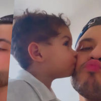 Leo, filho de Marília Mendonça, dá beijinho no pai Murilo Huff em novo vídeo. Veja!
