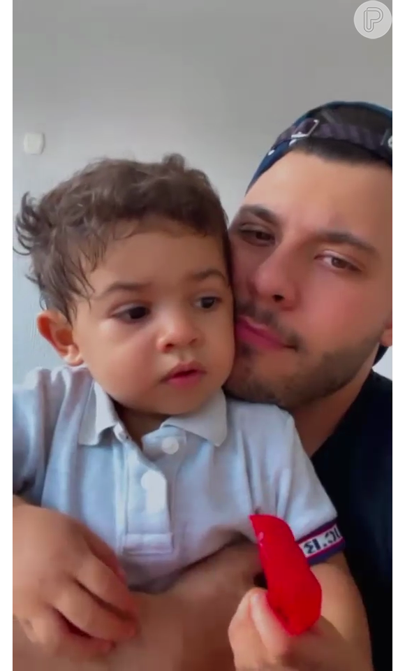 Leo, filho de Marília Mendonça e Murilo Huff, brinca ao lado do pai em novo vídeo