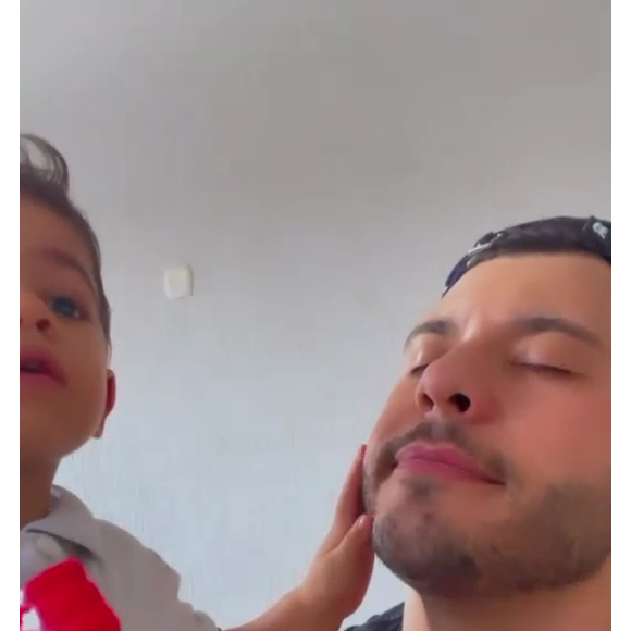 Leo, filho de Marília Mendonça e Murilo Huff, atendeu ao pedido do pai e fez carinho no rosto dele