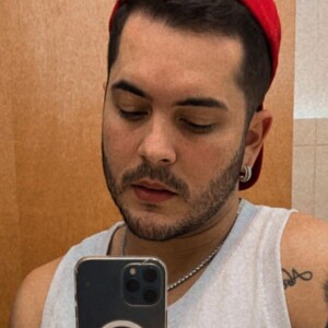 Matheuzinho rebateu o internauta: 'O outro que se diz viúvo que você tem que mandar mensagem. Tá na farra também'