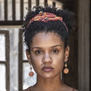 'Nos Tempos do Imperador': Zayla (Heslaine Vieira) fica desmaiada após ser atingida por Dolores (Daphne Bozaski)