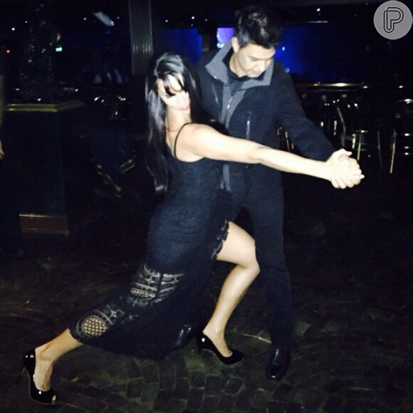 Zezé de Camargo dança tango com Graciele Lacerda: 'Assistindo a um espetáculo de tango em Buenos Aires. Arrisquei até uns passinhos!', explica o cantor na legenda da foto compartilhada nesta segunda-feira, 1º de dezembro de 2014