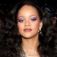 Rihanna é fã de maquiagens coloridas e já apostou em tom parecido com o Very Peri, cor da Pantone para 2022