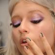 Maquiagem em tons de lilás inclui a cor Pantone para 2022, Very Peri: brilho nos olhos traz glamour ao visual