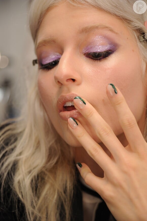 Maquiagem em tons de lilás inclui a cor Pantone para 2022, Very Peri: brilho nos olhos traz glamour ao visual