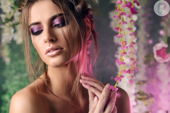 Maquiagem em tons metálicos da cor de 2022, de acordo com a Pantone, são perfeitos para um visual cheio de estilo