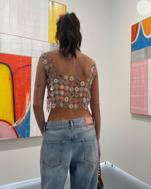 Bruna Marquezine é fã de calça jeans com cintura baixa: nesse look, ela usou modelo com lavagem clara com top criativo