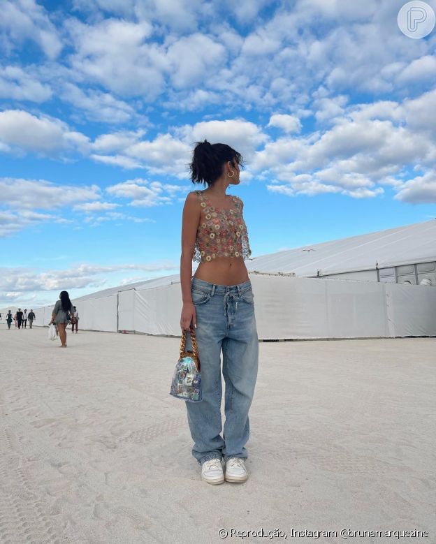 Jeans de cintura baixa, tênis branco e top com transparência: inspire-se no look de Bruna Marquezine