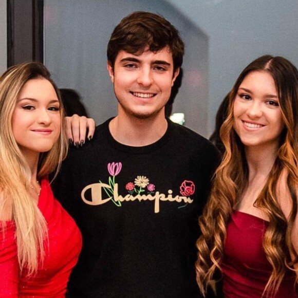 Filhas gêmeas de Gugu Liberato posam com o irmão em festa de 18 anos, em 11 de dezembro de 2021