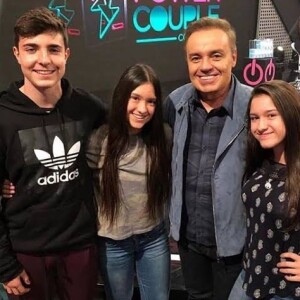 Gugu Liberato posa com os filhos em bastidores da Record