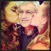 Caetano Veloso recebe beijo carinhoso de Preta Gil e Carolina Dieckmann