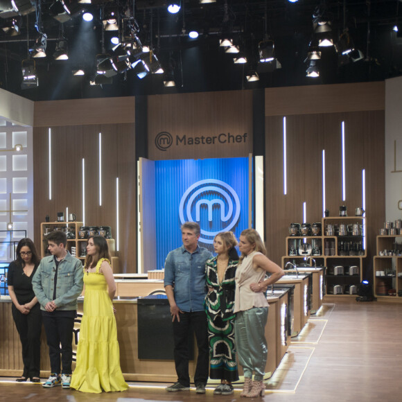 'MasterChef 2021': finalistas receberam seus familiares e os 20 ex-participantes do programa durante o último desafio, do menu autoral