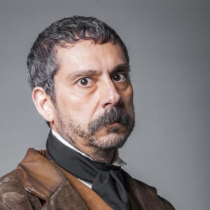 Nélio (João Pedro Zappa) se atraca com Tonico (Alexandre NerO) e é empurrado pelo vilão de um penhasco na novela 'Nos Tempos do Imperador'