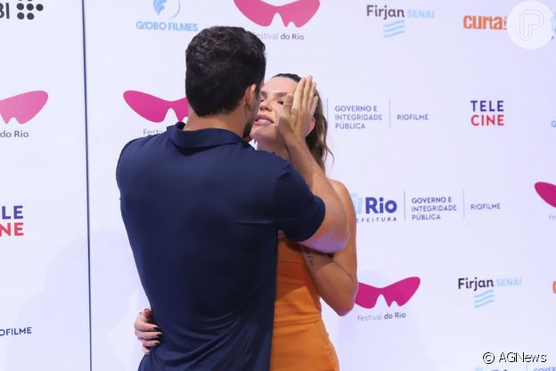 Cauã Reymond secou o rosto da mulher, Mariana Goldfarb, em première no RJ