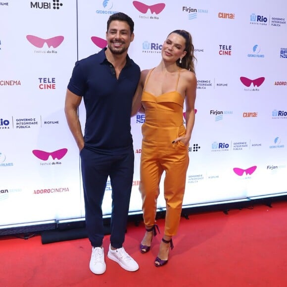 Cauã Reymond e Mariana Goldfarb no red carpet antes dos cliques