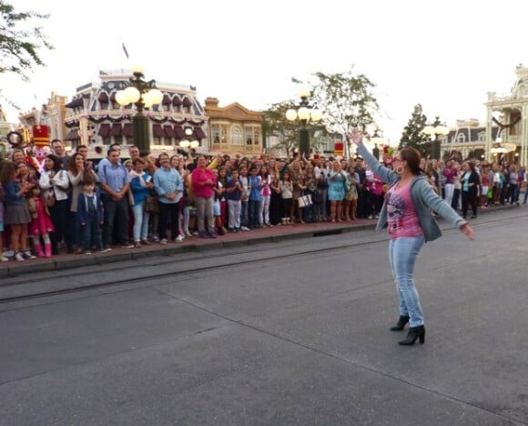 Susana Vieira acena e faz pose para fãs na Disney
