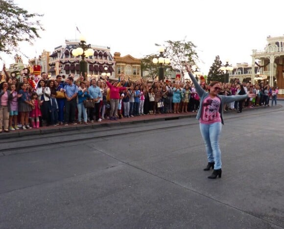 Susana Vieira recebe carinho de fãs na Disney que gritavam seu nome
