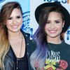 Demi Lovato deixou as californianas de lado no mês de junho e aderiu ao ombré hair roxo