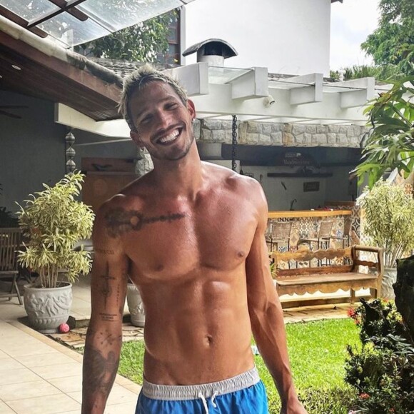 João Zoli havia postado vídeo abraçado e beijando Bruna Griphao, mas logo apagou o stories do Instagram