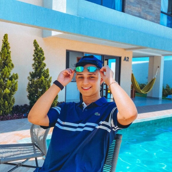 Nobru foi visto aos beijos com Pétala Barreiros