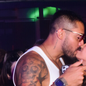 Bil Araújo e Marina Ferrari chegaram de mãos dadas na festa