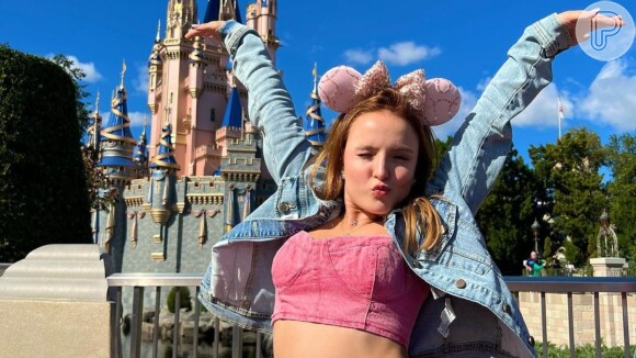 Larissa Manoela aproveita fim de ano na Disney