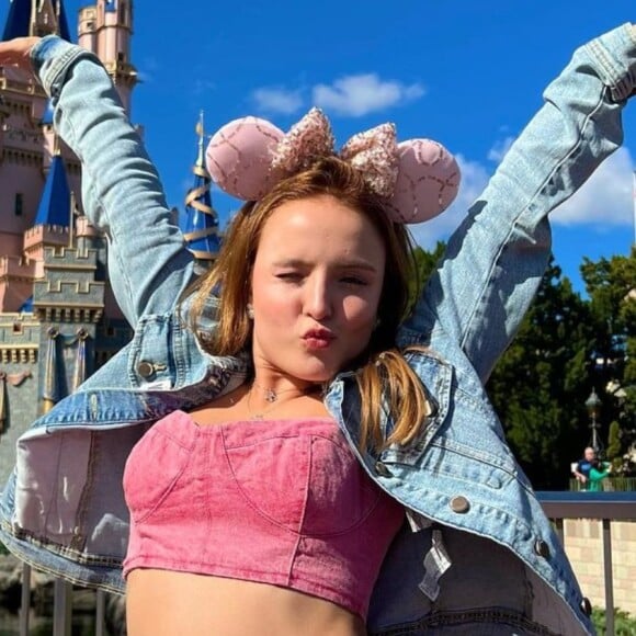 Larissa Manoela aproveita fim de ano na Disney