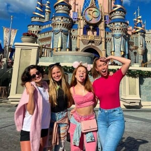 Larissa Manoela também tem o costume de levar os namorados à Disney