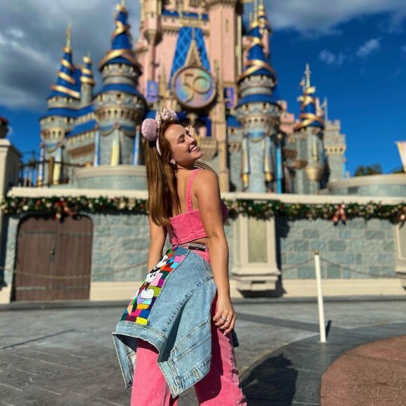 Larissa Manoela já virou meme na internet por viajar constantemente à Disney